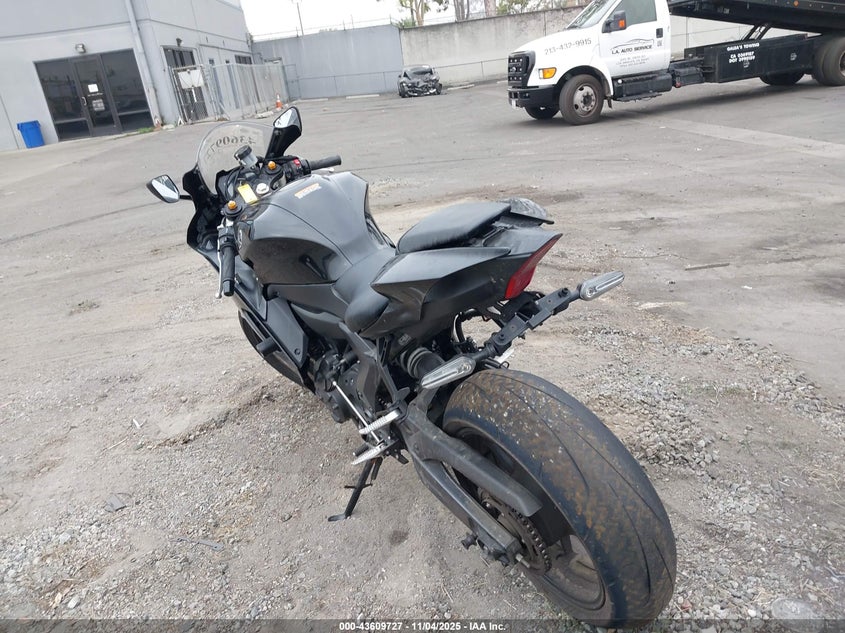 VIN JYARM38Y1NA000352 2022 YAMAHA YZFR7