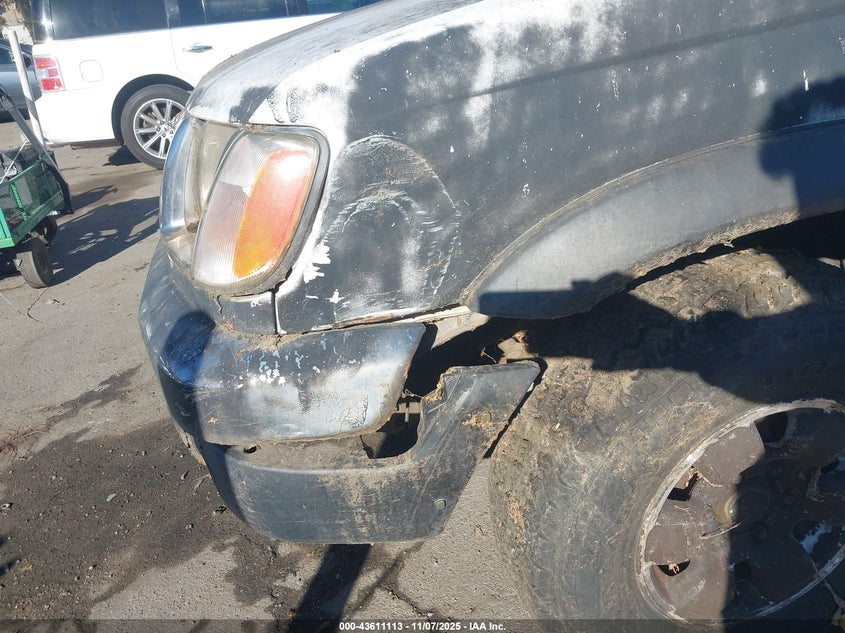 1N6ED27T6YC387750 2000 NISSAN NAVARA (FRONTIER) photo no. 6