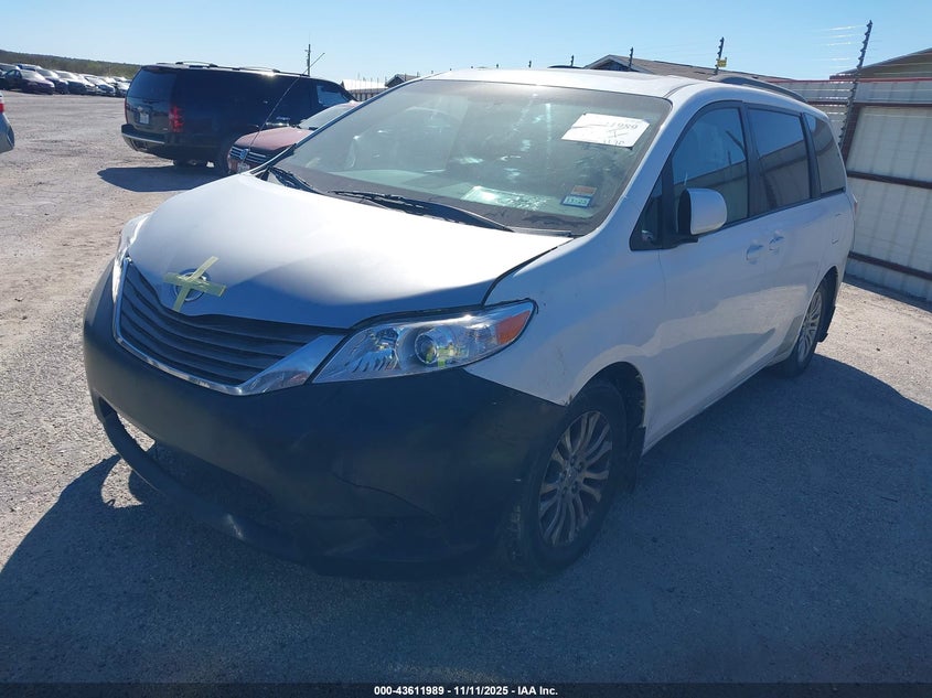 5TDYK3DC7BS104682 2011 TOYOTA SIENNA photo no. 2