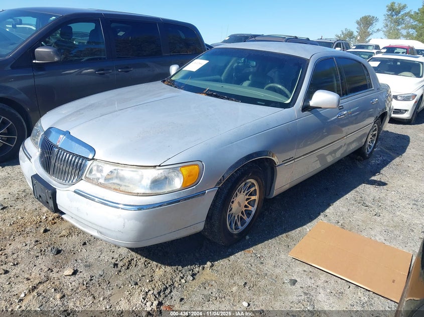 1LNHM82W1YY819681 2000 LINCOLN TOWN CAR photo no. 2