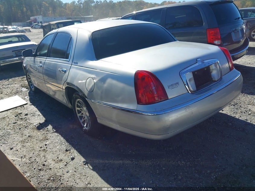 1LNHM82W1YY819681 2000 LINCOLN TOWN CAR photo no. 3