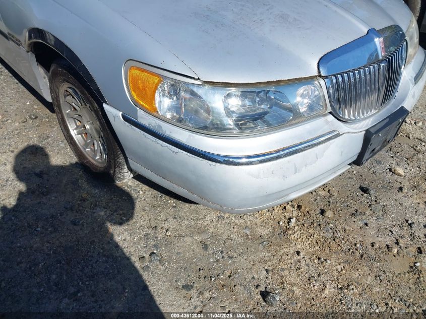 2000 Lincoln Town Car Signature VIN: 1LNHM82W1YY819681 Lot: 43612004