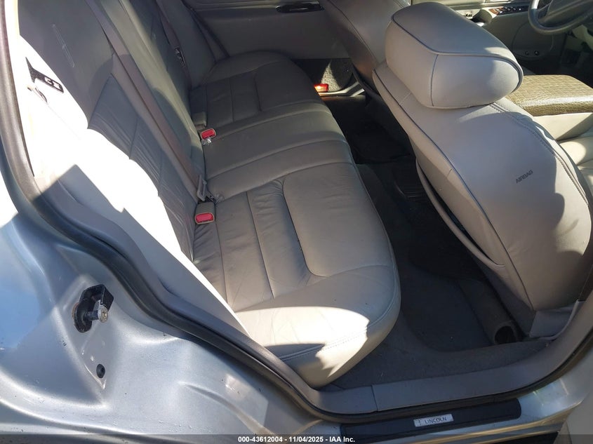 2000 Lincoln Town Car Signature VIN: 1LNHM82W1YY819681 Lot: 43612004