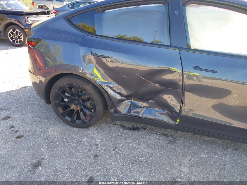 2023 Tesla Model Y Awd/Long Range Dual Motor All-Wheel Drive VIN: 7SAYGDEE6PF840065 Lot: 43612169