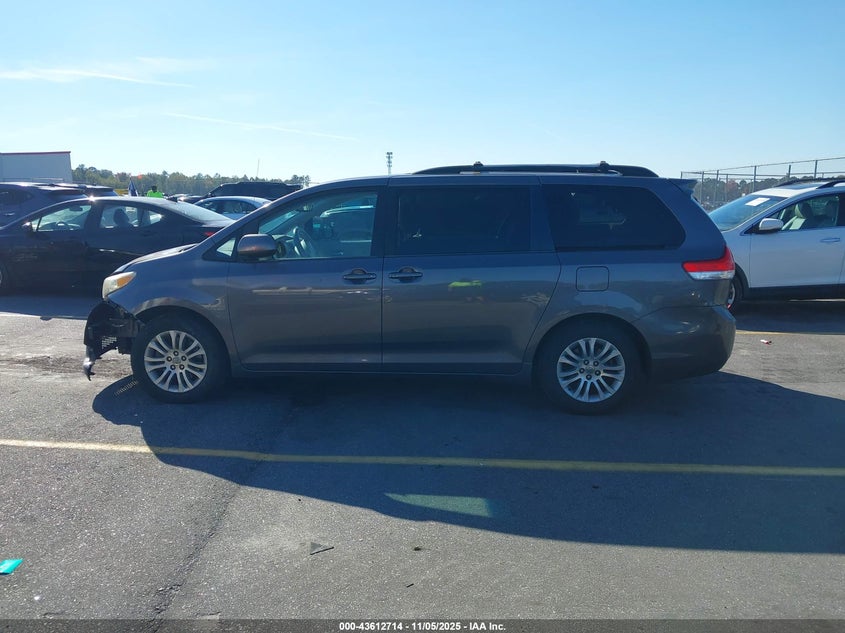 2013 TOYOTA SIENNA XLE V6 8 PASSENGER 5TDYK3DC3DS289347