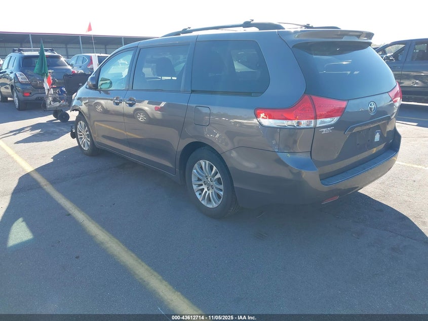 2013 TOYOTA SIENNA XLE V6 8 PASSENGER 5TDYK3DC3DS289347