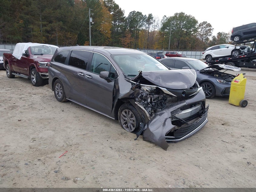 2022 TOYOTA SIENNA XLE - 5TDYRKEC3NS088554