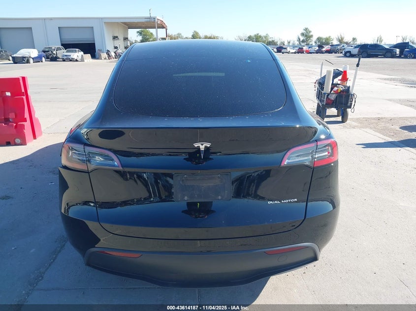 2024 Tesla Model Y Long Range Dual Motor All-Wheel Drive VIN: 7SAYGAEE9RF194568 Lot: 43614187