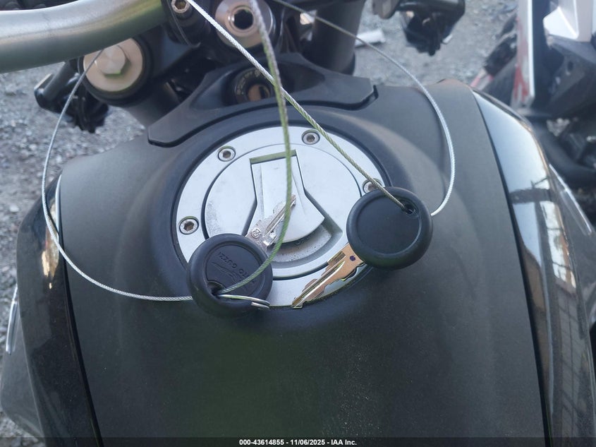 ZGUKYUE00NM000093 2022 MOTO GUZZI  photo no. 11