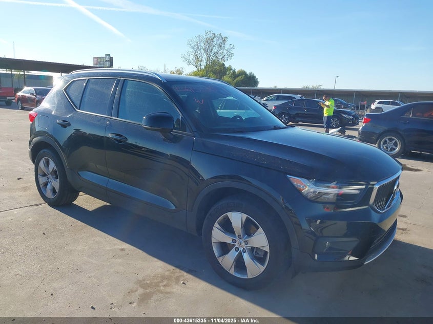 VOLVO XC40 T5 MOMENTUM