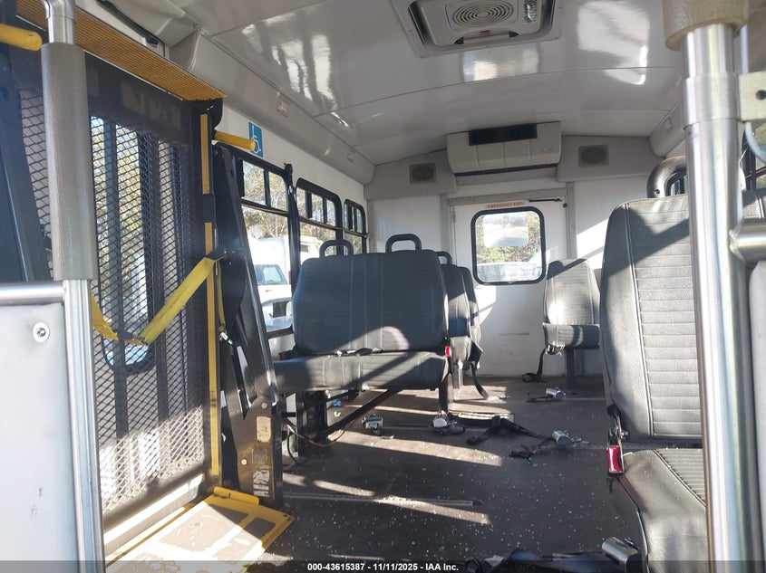 2015 Ford E-350 Cutaway VIN: 1FDEE3FL3FDA07368 Lot: 43615387