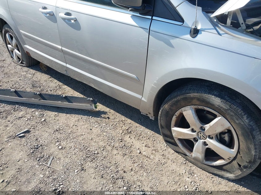 2010 Volkswagen Routan Se VIN: 2V4RW3D19AR294781 Lot: 43615667