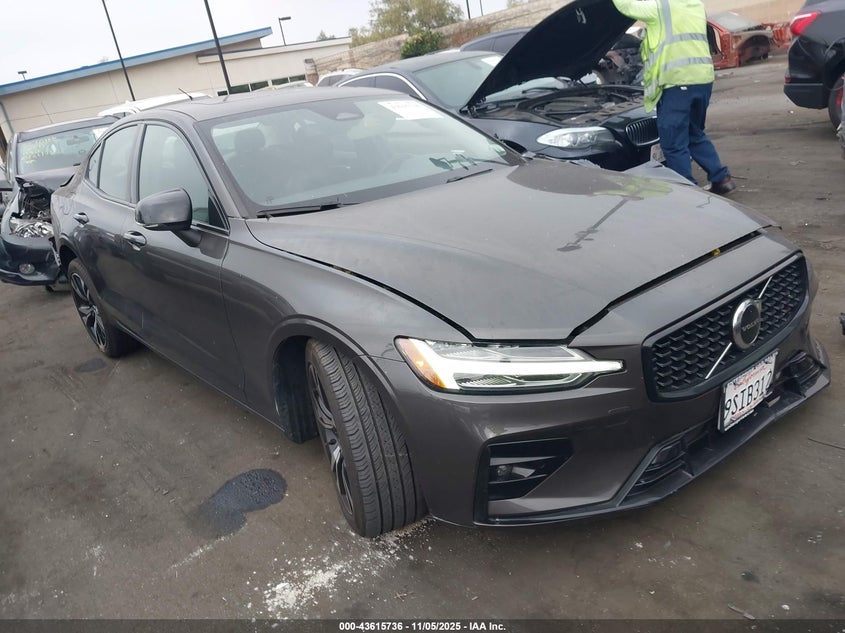 VOLVO S60 B5 CORE DARK THEME