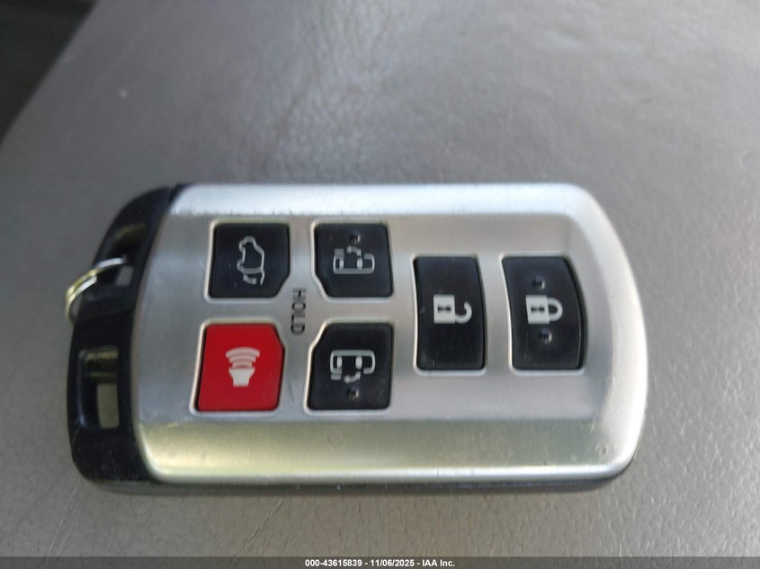 2015 TOYOTA SIENNA XLE 8 PASSENGER 5TDYK3DC3FS648893