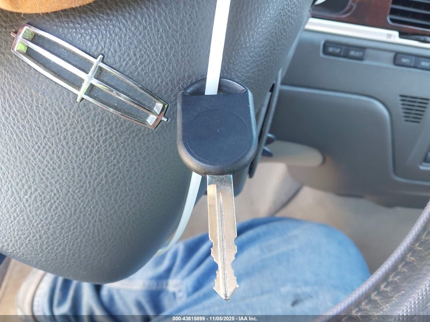 2007 Lincoln Town Car Signature VIN: 1LNHM81V57Y602478 Lot: 43615899