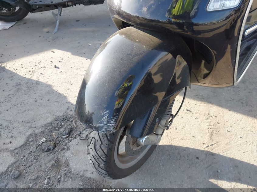 2004 Vespa Granturismo 200 VIN: ZAPM319K245001564 Lot: 43617177