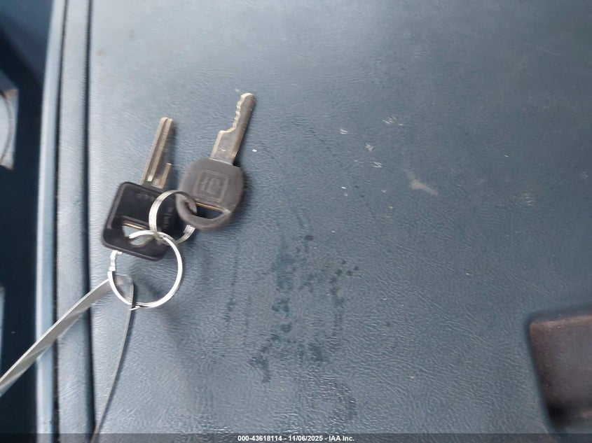 1994 Chevrolet Suburban C1500 VIN: 1GNEC16K5RJ305763 Lot: 43618114