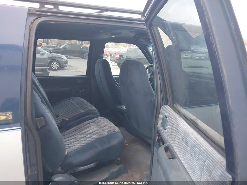 1994 Chevrolet Suburban C1500 VIN: 1GNEC16K5RJ305763 Lot: 43618114