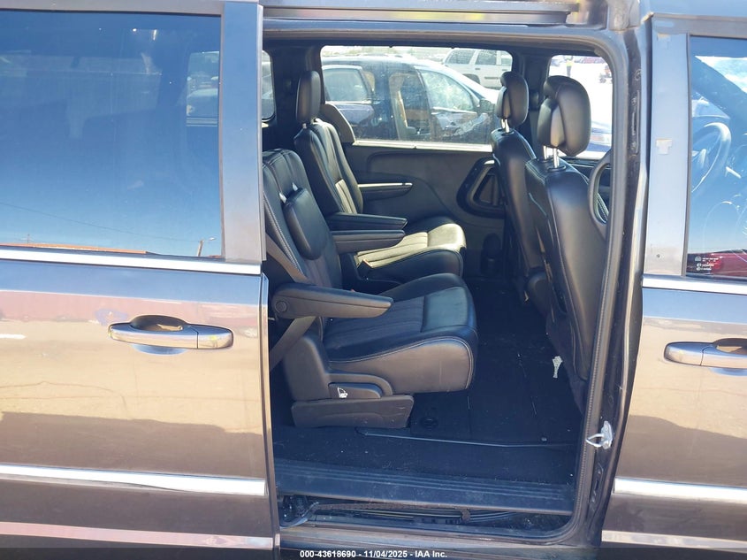 2016 Chrysler Town & Country S VIN: 2C4RC1HG5GR159019 Lot: 43618690