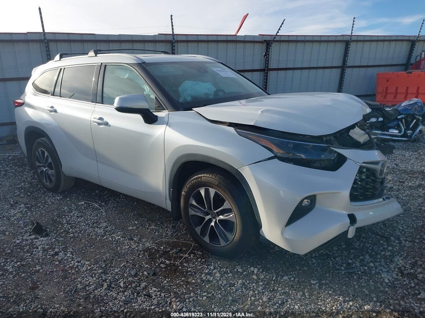 2022 TOYOTA HIGHLANDER XLE - 5TDGZRAH9NS541310