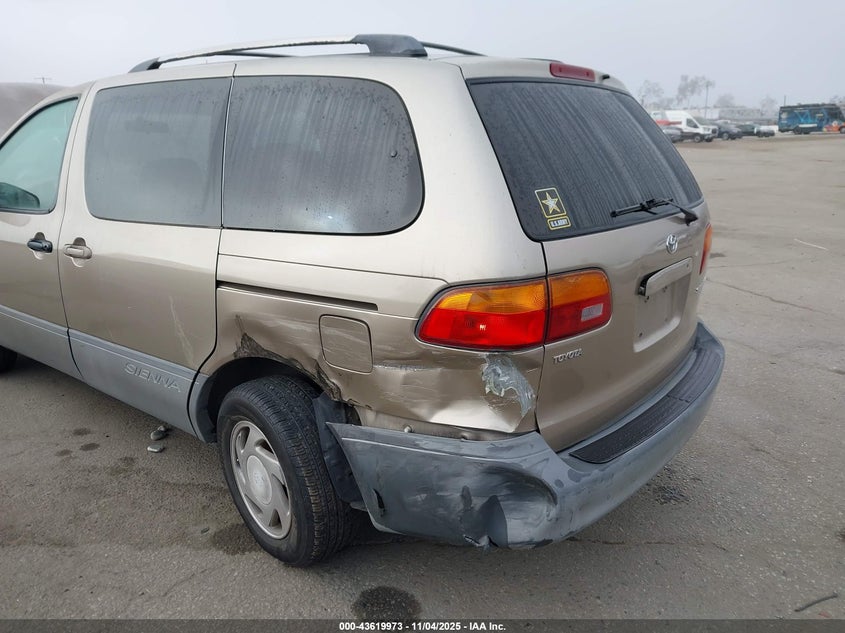 2000 Toyota Sienna Le VIN: 4T3ZF13C0YU238438 Lot: 43619973
