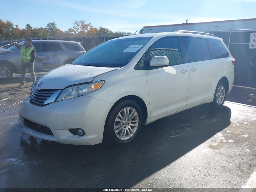 2015 TOYOTA SIENNA XLE PREMIUM 8 PASSENGER 5TDYK3DCXFS543347