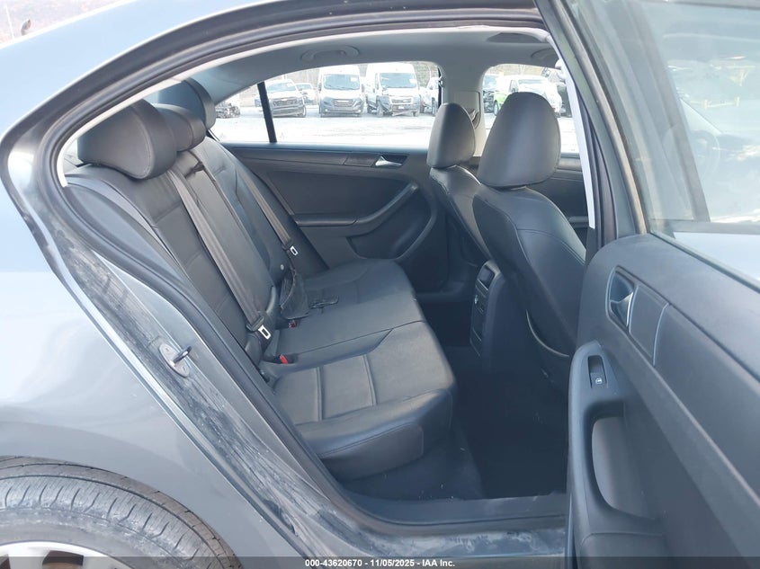 3VWBX7AJ2BM392321 2011 VOLKSWAGEN JETTA photo no. 8