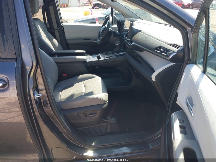 2025 TOYOTA SIENNA XLE 8 PASSENGER 5TDYRKEC5SS253418