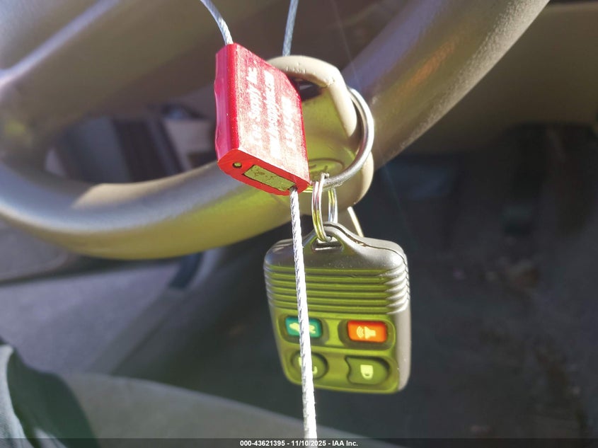 2004 Ford Crown Victoria Standard VIN: 2FAFP73W34X136988 Lot: 43621395