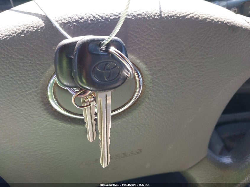 2004 Toyota Sequoia Sr5 V8 VIN: 5TDZT34A54S215668 Lot: 43621585