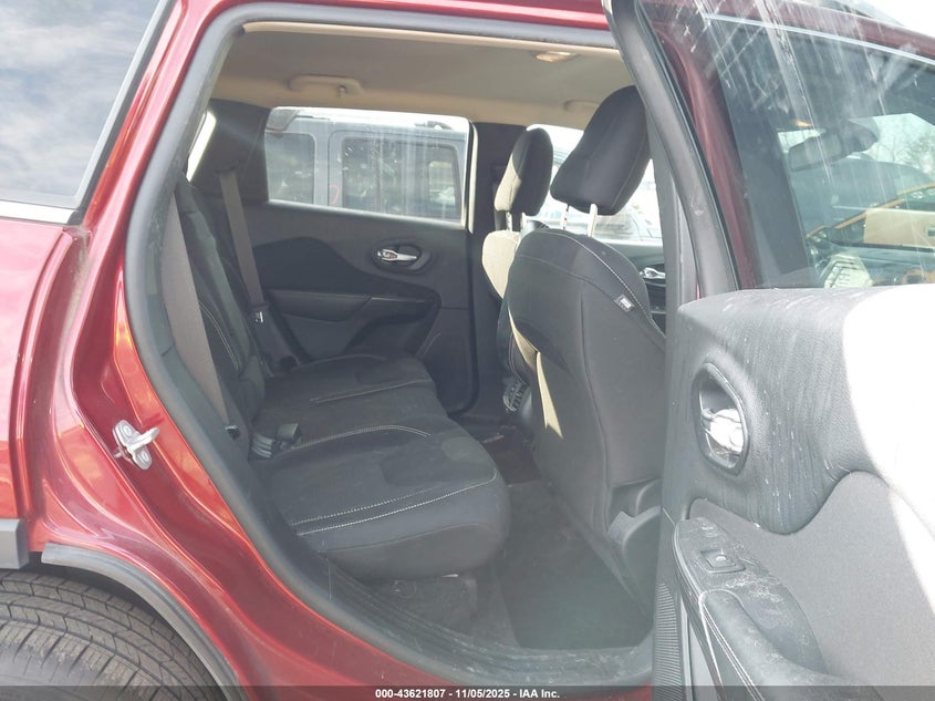 2015 Jeep Cherokee Latitude VIN: 1C4PJLCB0FW670728 Lot: 43621807