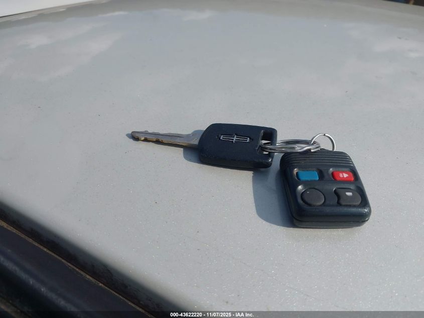 2005 Lincoln Town Car Signature Limited VIN: 1LNHM82W75Y624907 Lot: 43622220