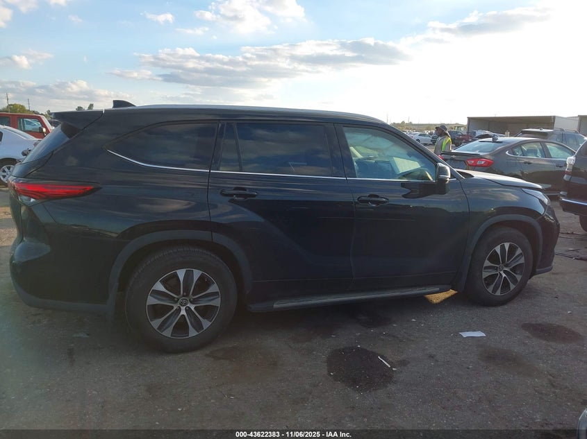 2022 TOYOTA HIGHLANDER XLE 5TDGZRAH8NS122719