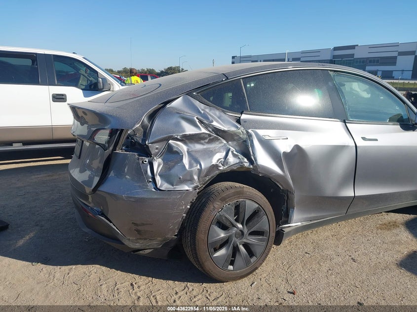 2024 Tesla Model Y Long Range Dual Motor All-Wheel Drive VIN: 7SAYGAEE0RF157554 Lot: 43622954