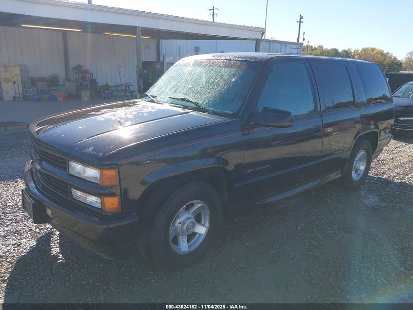 1GNEC13R5YR144638 2000 CHEVROLET TAHOE photo no. 2