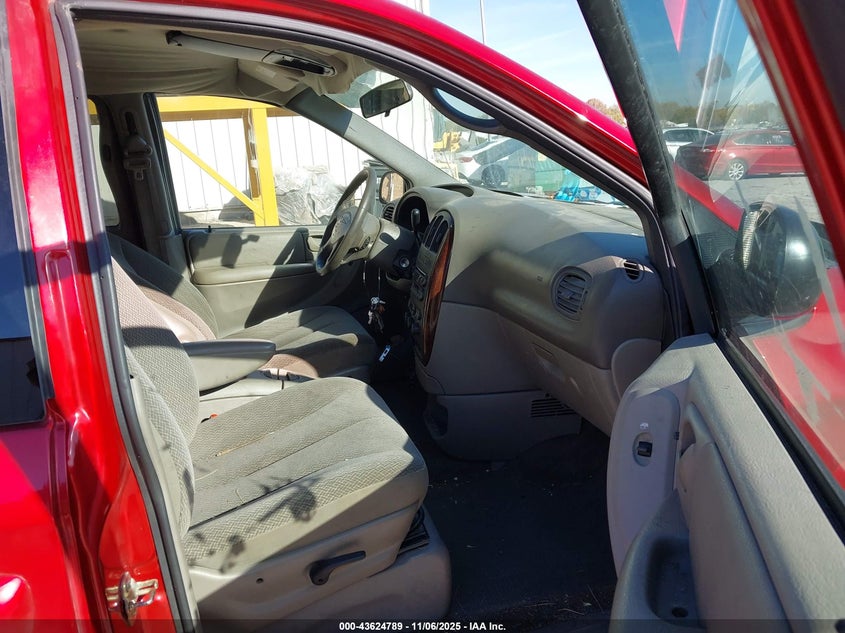 2C4GP54L84R569430 2004 CHRYSLER TOWN & COUNTRY photo no. 5