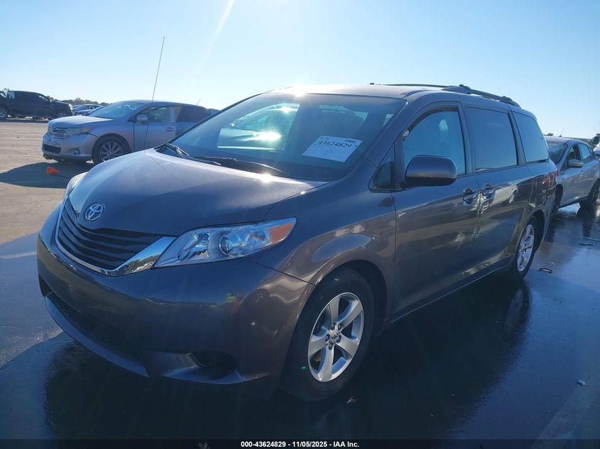 5TDKK3DC1DS317037 2013 TOYOTA SIENNA photo no. 2