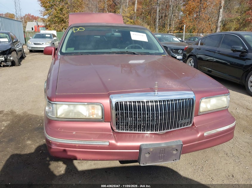 1995 Lincoln Town Car Signature/Spinnaker VIN: 1LNLM82W1SY643247 Lot: 43625347