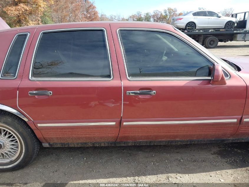 1995 Lincoln Town Car Signature/Spinnaker VIN: 1LNLM82W1SY643247 Lot: 43625347