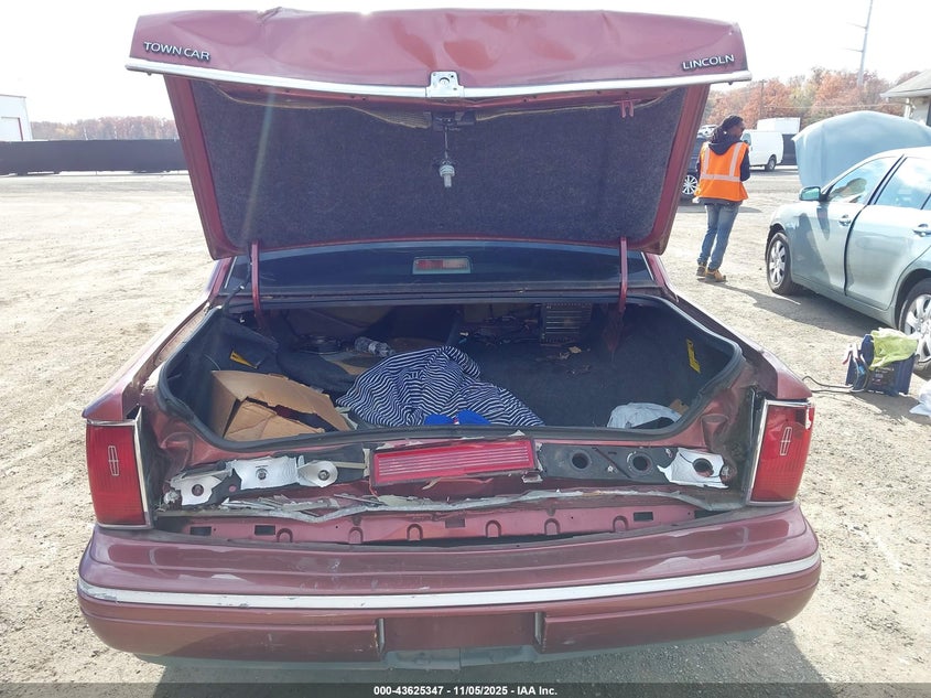 1995 Lincoln Town Car Signature/Spinnaker VIN: 1LNLM82W1SY643247 Lot: 43625347