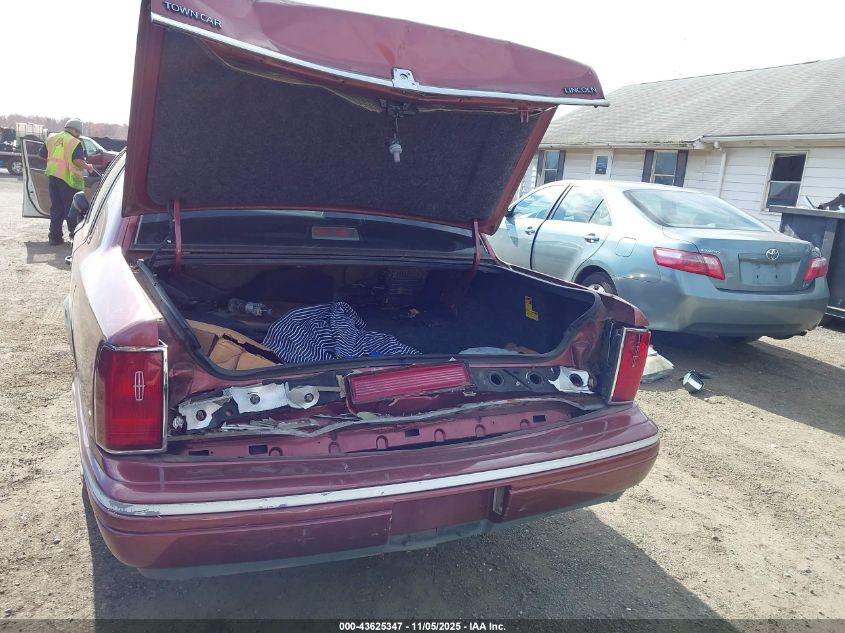 1995 Lincoln Town Car Signature/Spinnaker VIN: 1LNLM82W1SY643247 Lot: 43625347