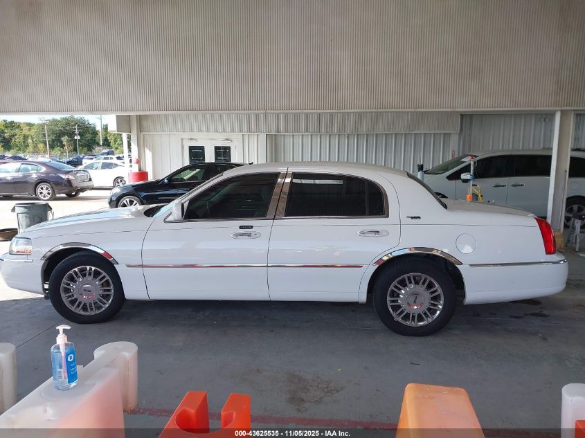 2008 Lincoln Town Car Signature Limited VIN: 2LNHM82VX8X642300 Lot: 43625535