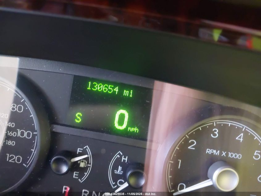 2008 Lincoln Town Car Signature Limited VIN: 2LNHM82VX8X642300 Lot: 43625535