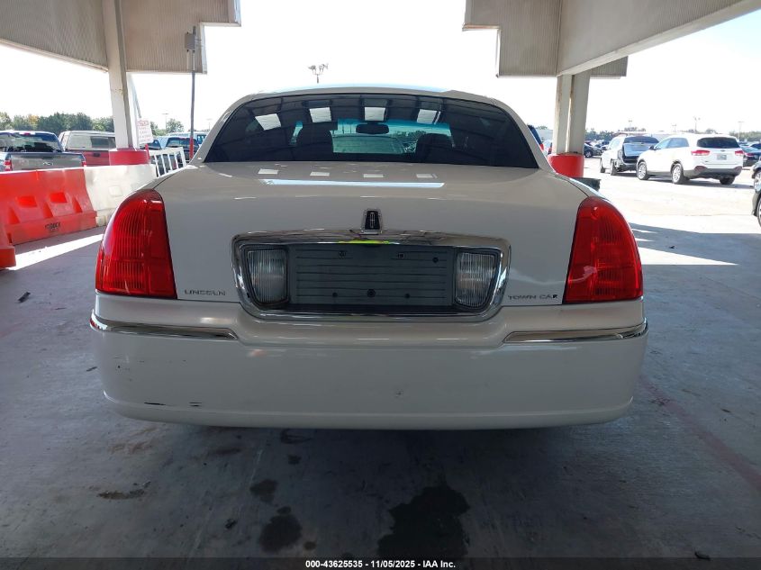 2008 Lincoln Town Car Signature Limited VIN: 2LNHM82VX8X642300 Lot: 43625535