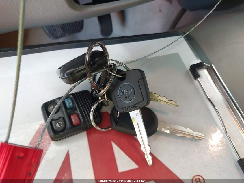 2008 Lincoln Town Car Signature Limited VIN: 2LNHM82VX8X642300 Lot: 43625535