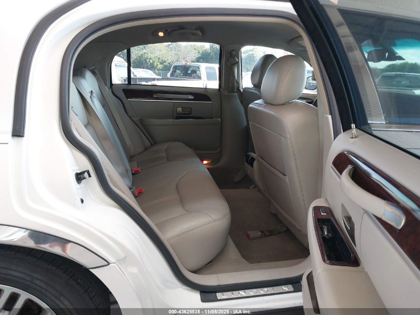 2008 Lincoln Town Car Signature Limited VIN: 2LNHM82VX8X642300 Lot: 43625535