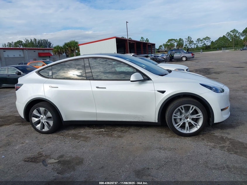 2024 Tesla Model Y Long Range Dual Motor All-Wheel Drive VIN: 7SAYGDEE4RA275718 Lot: 43625737