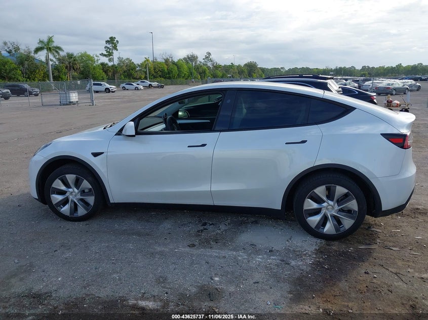 2024 Tesla Model Y Long Range Dual Motor All-Wheel Drive VIN: 7SAYGDEE4RA275718 Lot: 43625737