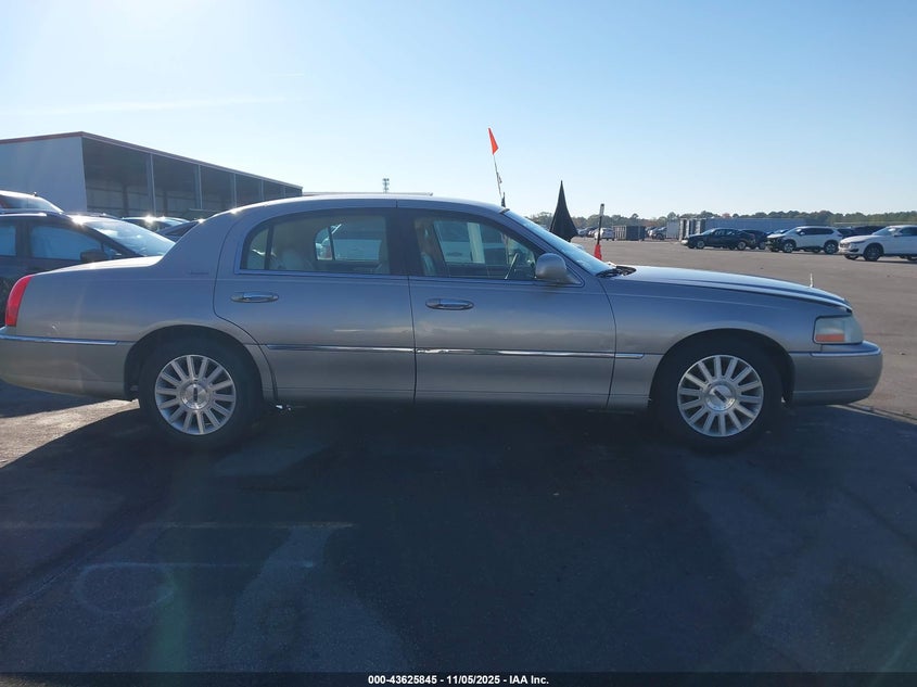 2003 Lincoln Town Car Executive VIN: 1LNHM81WX3Y621465 Lot: 43625845