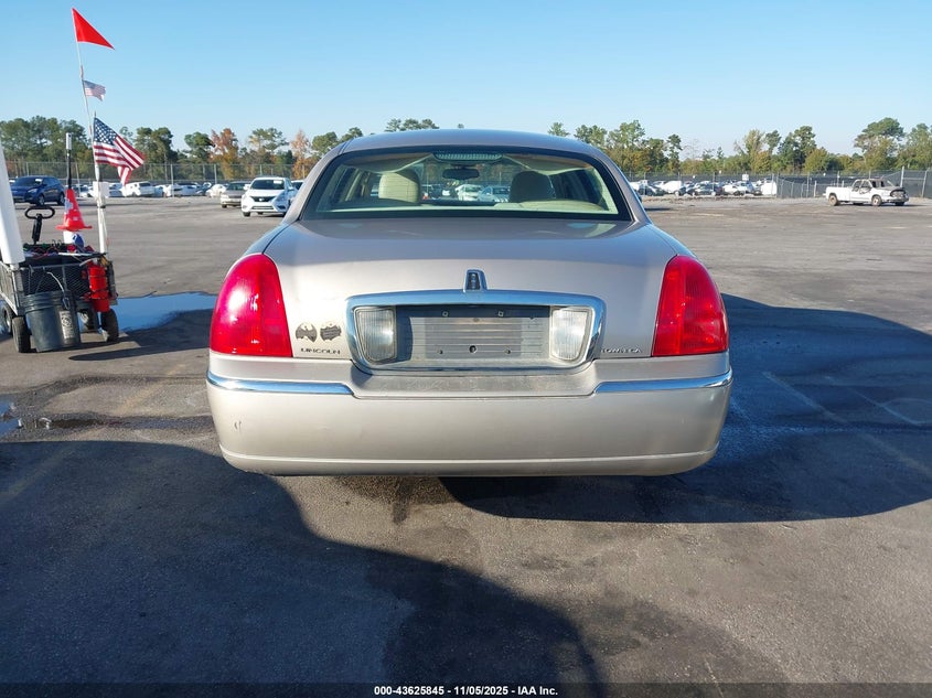 2003 Lincoln Town Car Executive VIN: 1LNHM81WX3Y621465 Lot: 43625845
